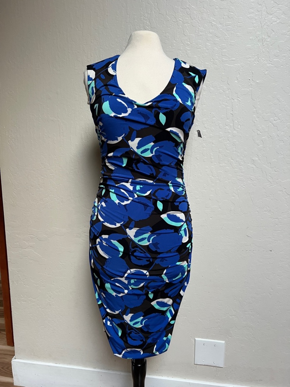 Halogen floral midi dress in blue, white, black with V-neck and ruching details